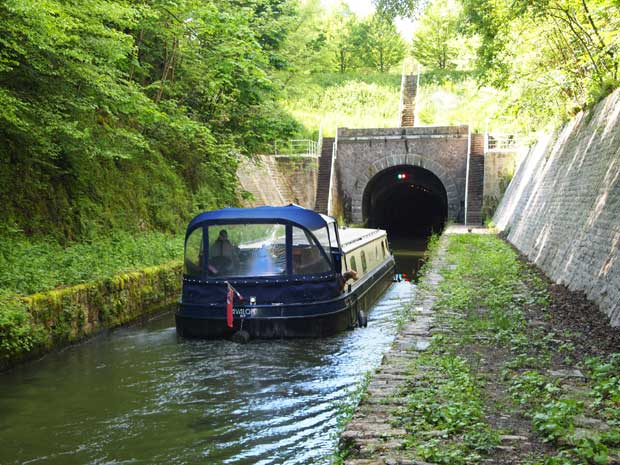 運河唯一のトンネルに入る観光船（撮影／フォトジャーナリスト・大津慎一）