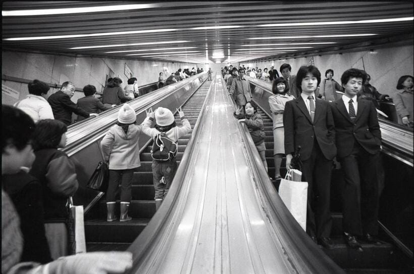 １９８４年の地下鉄新御茶ノ水駅のエスカレーター風景。この写真だけを見れば、「２列立ち」の姿もうかがえる（ｃ）朝日新聞社