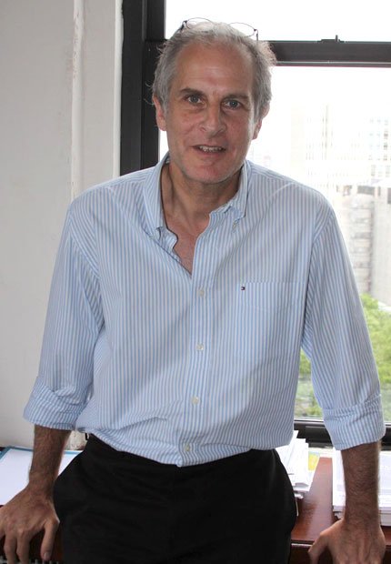 ＮＹの小さな事務所で１人仕事をするサスーン氏。記者とのやりとりは電話だけ。ジャーナリズムを専攻し、リサーチ職から報道に復活したのはオンラインのお陰（撮影／津山恵子）