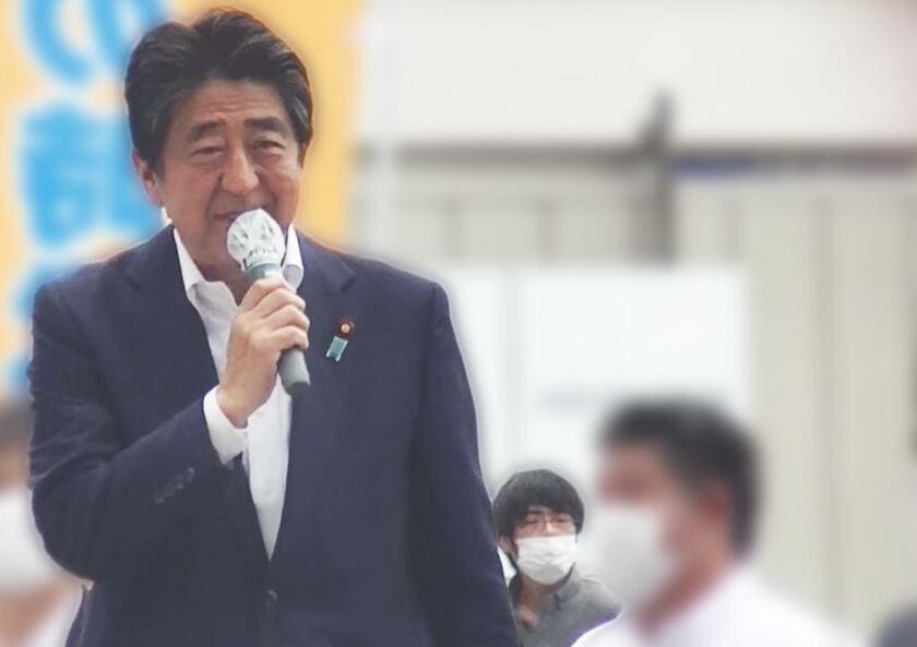 演説する安倍晋三元首相の背後に山上徹也容疑者の姿がみえる＝目撃者提供（画像の一部を加工しています）