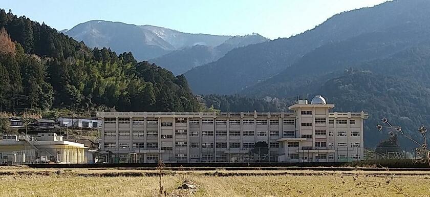 神山まるごと高専の教室や食堂、寮になる計画の神山中学校（２０２１年撮影）