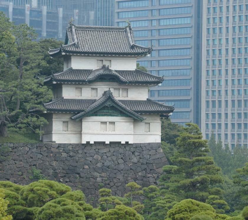 富士見三重櫓。内部は公開されていないが、写真の面は、乾通りの一般公開などで見ることができる。また、裏面の方も近年整備されて間近で見学することができるようになった。