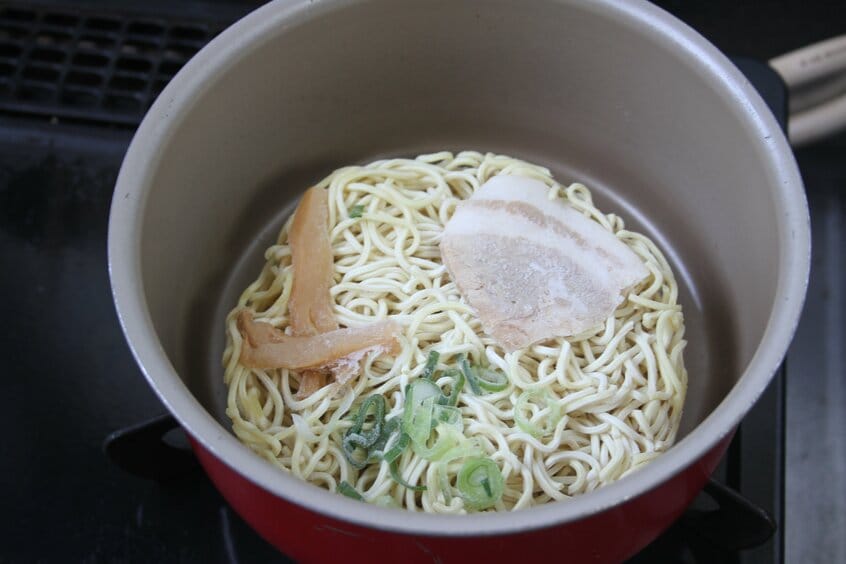 「天下一品の塊」を鍋で温めるとスープが溶け出してラーメンになる。
