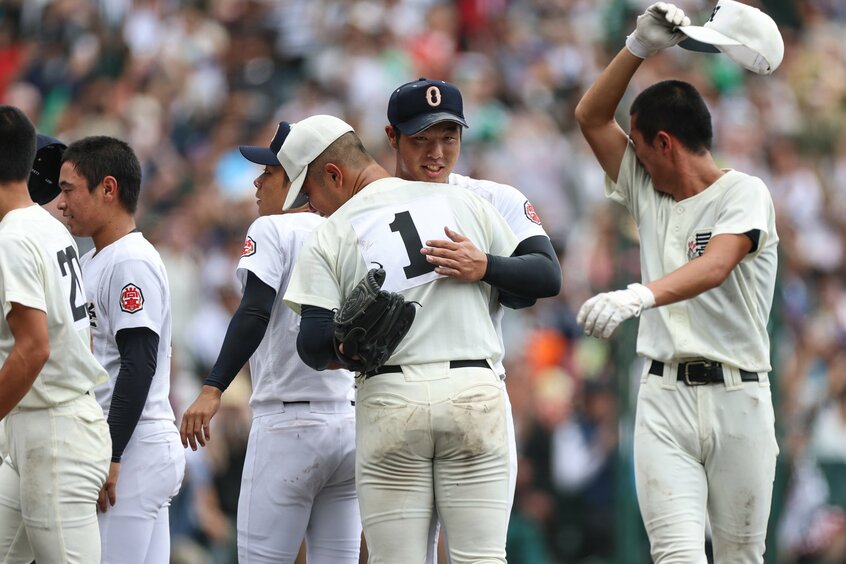 健闘をたたえ合う沖縄尚学と日大三