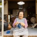 102歳現役美容部員「脳と指先の元気が一番」 編み物は健康長寿の役に立つ!?