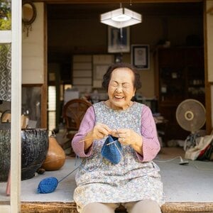 102歳現役美容部員「脳と指先の元気が一番」 編み物は健康長寿の役に立つ!?
