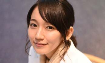 深夜バスに漫画喫茶…吉岡里帆、“役の幅が広すぎる女優”を支える「下積み時代」
