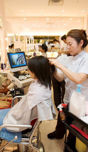 頭皮チェックをする女性も多い　（c）朝日新聞社　＠＠写禁