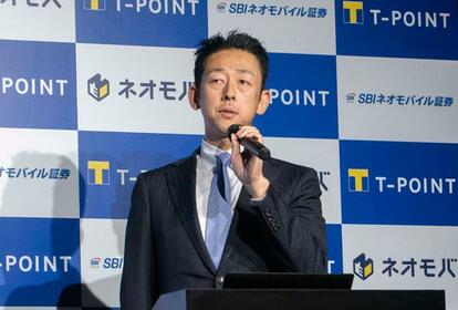 利用するだけで毎月Ｔポイント（２００ポイント）がもらえるので実質手数料０円で投資できる。写真は小川裕之社長（写真：ＳＢＩネオモバイル証券提供）
