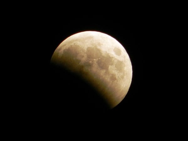 2014年10月8日、北海道千歳市で撮影された皆既月食