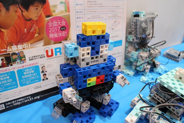 子どもがプログラミングで動かせる、ブロック製のロボット教材は注目の的（撮影／福光恵）
