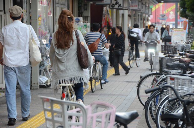 自転車が歩行者の間をぬうように行き交う　（c）朝日新聞社　＠＠写禁