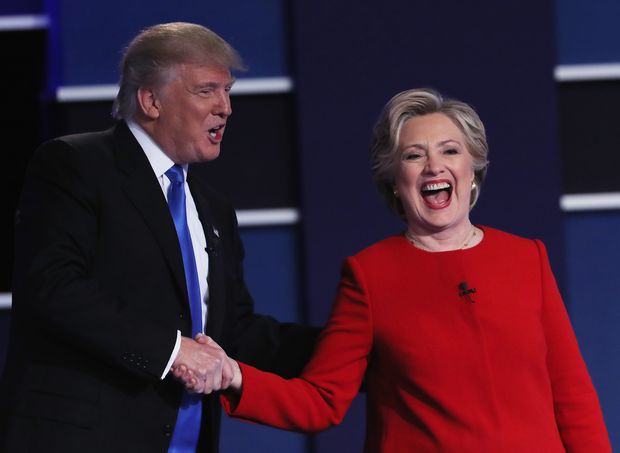 テレビ討論後、握手するトランプ共和党大統領候補（左）とクリントン民主党候補＝９月２６日（現地時間）、米ニューヨーク州（写真：ｇｅｔｔｙｉｍａｇｅｓ）