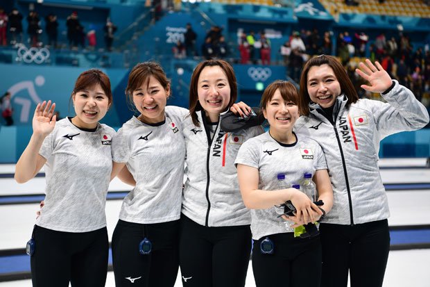 銅メダルを獲得し、笑顔を見せる（右から）本橋、鈴木、藤沢、吉田知、吉田夕　（ｃ）朝日新聞社