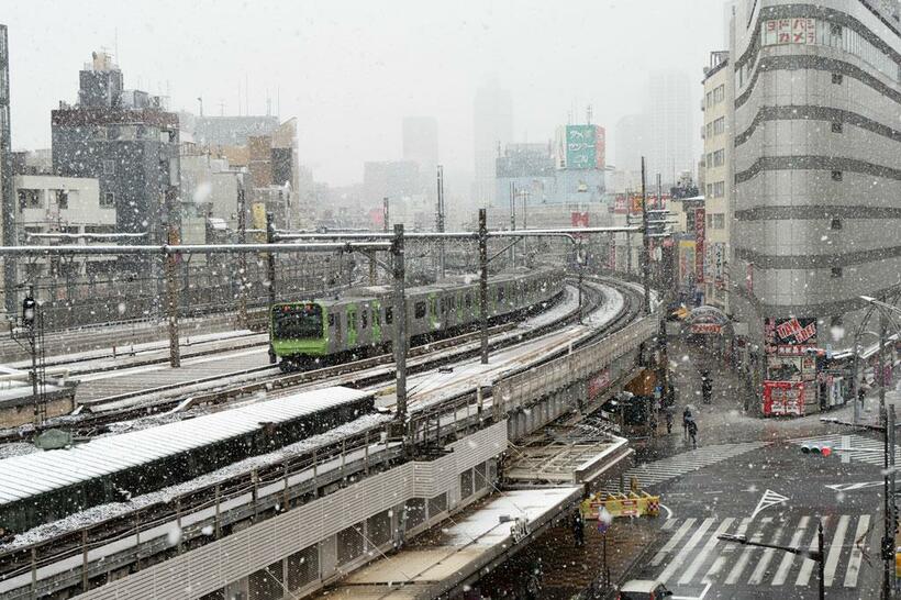 ３月最後の週末。雪の影響もあって人影も車もまばらな東京・上野の街を、列車だけが粛々と行き来していた（撮影／小山幸佑）