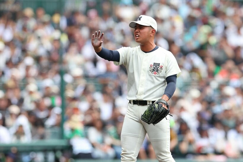 【決勝】七回表、死球の判定をめぐって試合が中断。日大三の投手・近藤はこの表情（撮影／写真映像部・松永卓也）