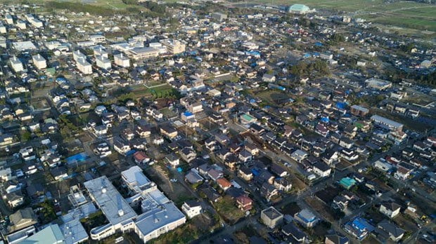 ２度の大地震の震源地となった益城町中心部・宮園町。今年に入ってから倒壊、破損家屋の解体作業が進み、ブルーシートがかかっている家屋は昨年末に比べると半分以下になった。だが、そのぶん、更地が増えている（撮影／森井彰哲）