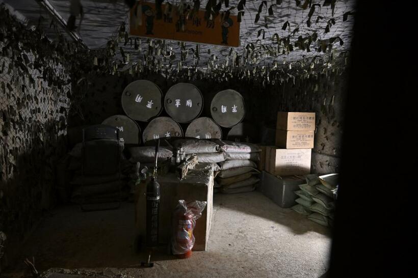 坑道に沿ってこんな小部屋がいくつもある。武器や弾薬、食糧の貯蔵用スペースだ