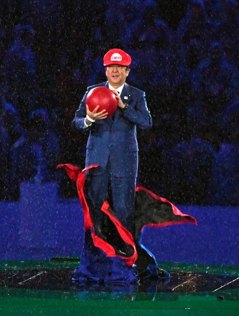 リオ五輪閉会式で「マリオ」に扮した安倍前首相（ｃ）朝日新聞社