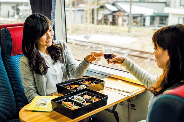 対面式の席なら、景色とともにおしゃべりも楽しめる。もちろん、感染対策は徹底しておきたい