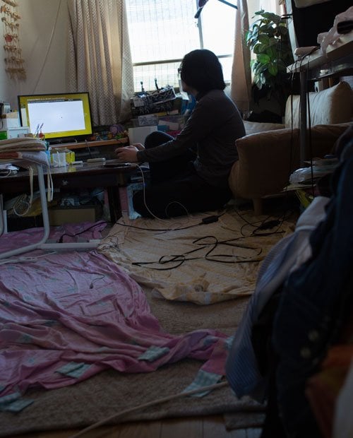 病気の母と２人。気の遠くなるような時間を啓太さんはこの部屋でテレビゲームをして過ごした（写真／家老芳美）