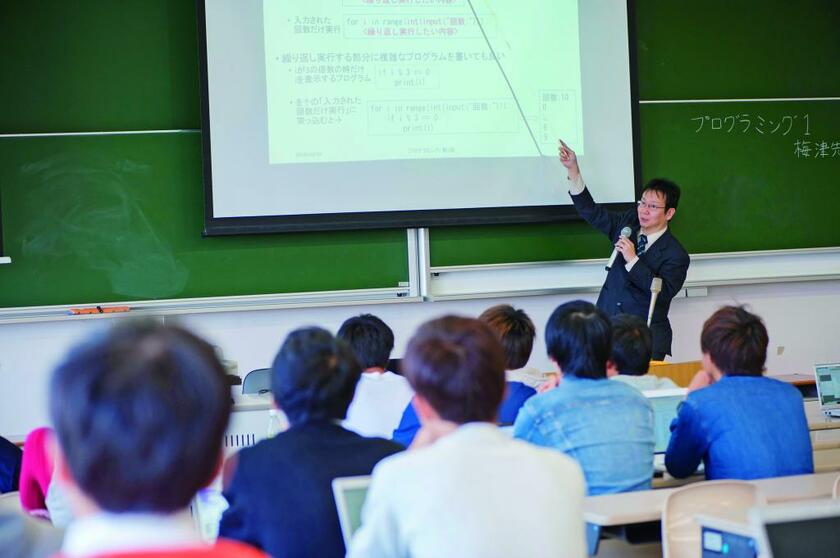 滋賀大データサイエンス学部「プログラミングＩ」の授業。実社会で活躍している人材を含め、総勢44人の教員が指導にあたっている（写真／滋賀大提供）