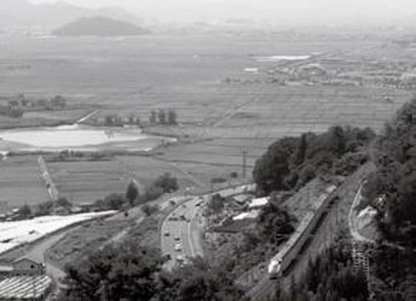 米沢盆地（置賜盆地）を山形新幹線のE3 系電車が走る。赤湯（あかゆ）―かみのやま温泉間（写真提供／坪内政美）