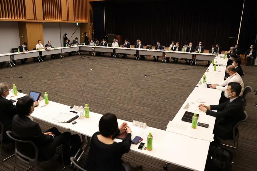 「廃止」が表明された新型コロナの専門家会議。６月２４日にあった西村大臣の記者会見は「切った」ようにしか見えなかった　（ｃ）朝日新聞社