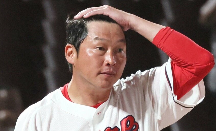 敗戦後に頭を抱える広島・新井監督(日刊スポーツ)