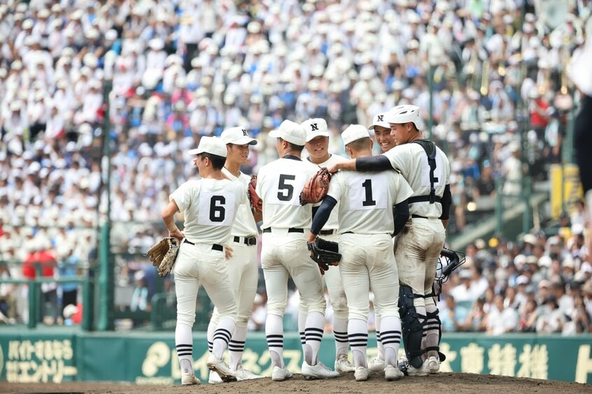 八回表、追加点を許しマウンドに集まる日大三の内野陣。近藤(背番号1)へ笑顔を向ける(撮影/写真映像部・馬場岳人)