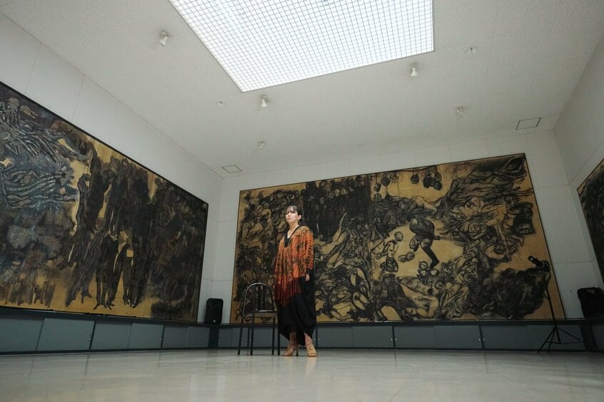 画家の丸木位里・丸木俊夫妻による《南京大虐殺の図》などの壁画作品の前で(撮影/写真映像部・佐藤創紀)
