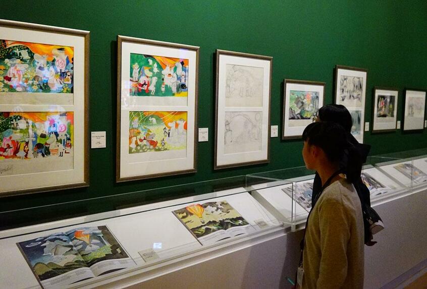 絵本に収められた原画やスケッチが展示されているコーナー。カラフルな色使いが目をひく。六本木での展示は6月16日まで。大分市の県立美術館(6月29日~9月1日)、名古屋市の松坂屋美術館(12月7日~20年1月19日)などを巡回する