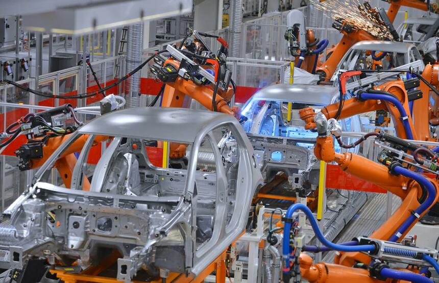 自動車をつくる過程でも多くの産業用ロボットを導入している（写真／iStock）