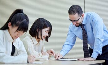【大学ランキング】外国人教員の総数1位は早稲田大 外国人教員比率で3年ぶり1位の大学は?