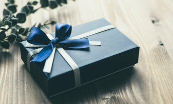 手土産で「お菓子」を渡す人はセンスがない…では、「センスのある人」は何を渡す?