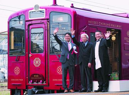 3月21日の「ことこと列車」一番列車出発式で、左から、平成筑豊鉄道の河合賢一社長、水戸岡鋭治デザイナー、福山剛シェフの3人。実は予定されていたフォトセッションではなく、私のアドリブから実現したスリーショットの記念撮影となった。私としても新しい列車の出発式ほどうれしいことはない ■オリンパスOM-D E-M1 MarkII・12~100ミリF4・絞りf5.6・ISO800・AE・-0.7補正・JPEGスーパーファイン