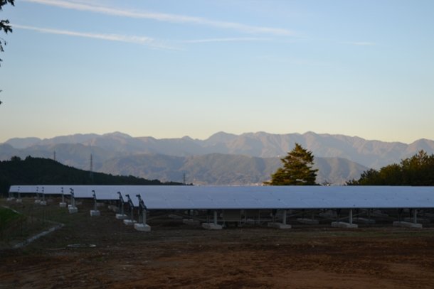 小田原市久野の丘陵地に建設された、発電出力984kW/hの「小田原メガソーラー市民発電所」