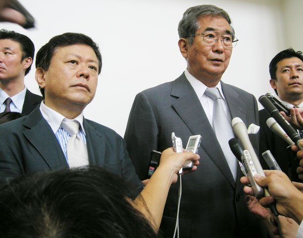 ２００７年６月、東京都の副知事就任が決まった猪瀬氏（左）と都知事の石原氏。いま石原氏は、徳洲会問題について沈黙を守っている／都庁　（c）朝日新聞社　＠＠写禁