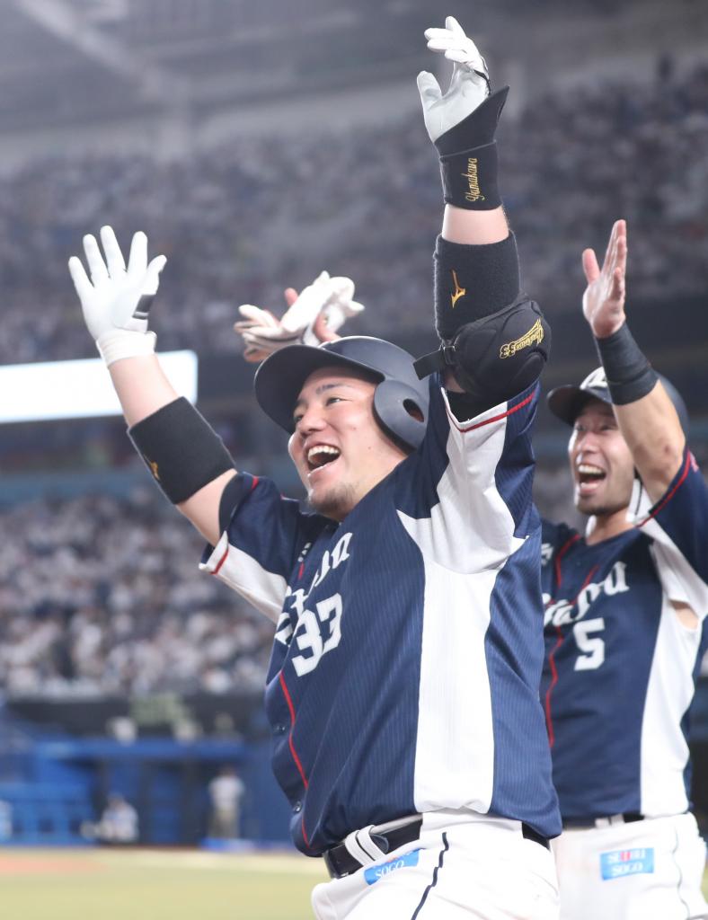 西武・山川(左)の「どすこい」パフォーマンス(C)朝日新聞社