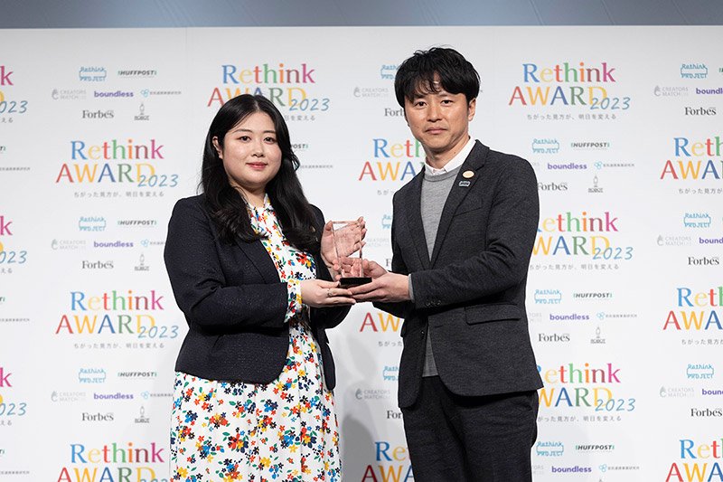 「人部門」受賞者:吉村萌さん(左)と、選定者:株式会社クリエイターズマッチ 呉京樹さん(右)