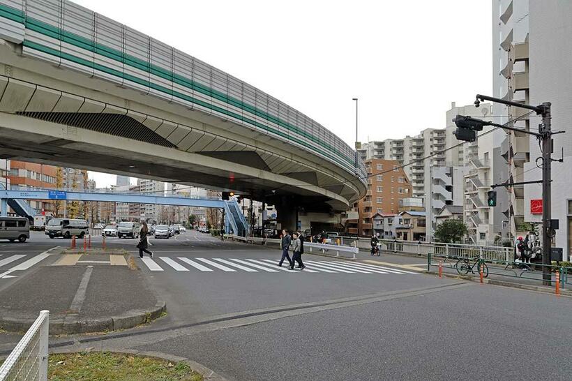 首都高速道路2号線の高架橋が空を覆い、麻布通りの拡幅により古川橋も架け替えられ、往時の面影がなくなった古川橋の近景（撮影／諸河久：2020年1月7日）