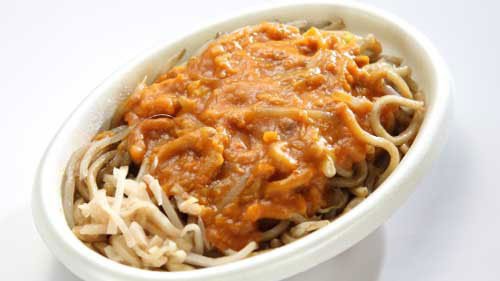 新潟県独自のB級グルメ「イタリアン」。名前からパスタを連想されがちだが、ソース焼きそばにトマトソース等の洋風ソースをかけた焼きそばである
