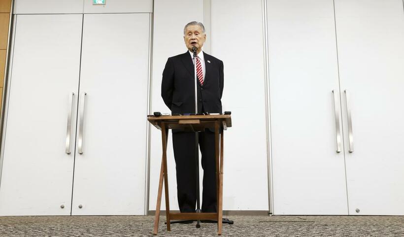 たった１人の「ＯＮＥ ＴＥＡＭ」？　記者会見する東京五輪・パラリンピック大会組織委員会の森喜朗会長＝２月４日、東京都中央区（Ｃ）朝日新聞社