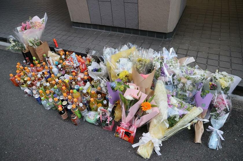 会社員の女性が１月、ストーカーの男に刺されて亡くなったＪＲ博多駅近くの現場。今も花や飲み物などが手向けられている