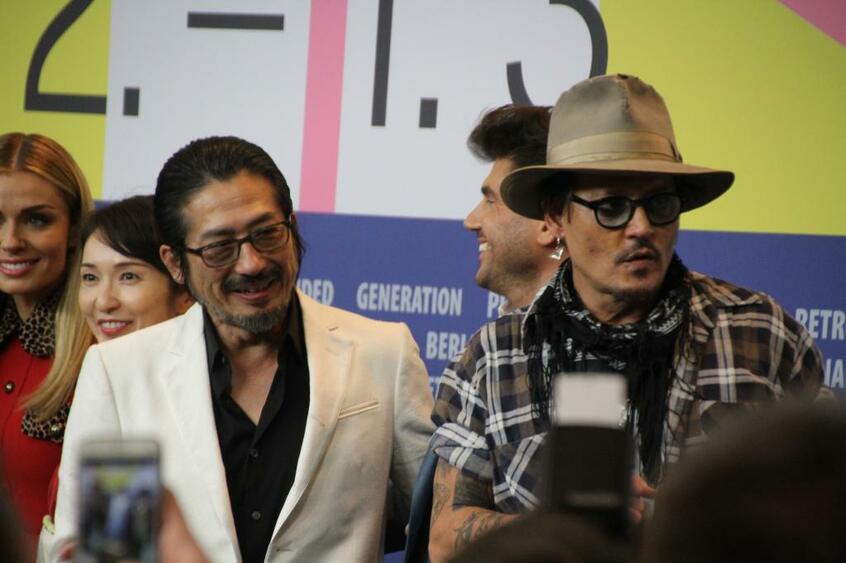 ジョニー・デップ(右)とベルリン国際映画祭に登場した真田さん (c)朝日新聞社