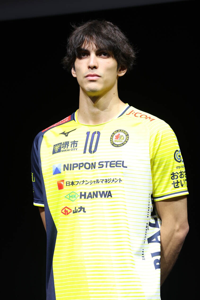 渡邉晃瑠(わたなべ・こーる)/日本製鉄堺ブレイザーズ:ミドルブロッカー、身長193センチ、2000年生まれ、ハワイ出身(写真:長田洋平/アフロスポーツ)