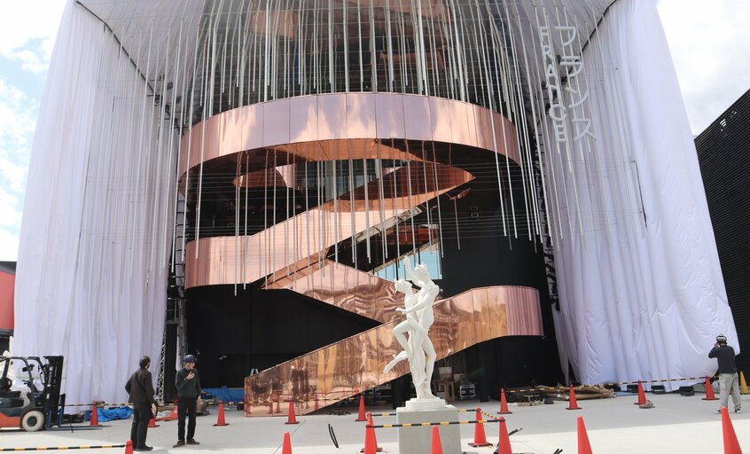 フランスのパビリオンも作業中