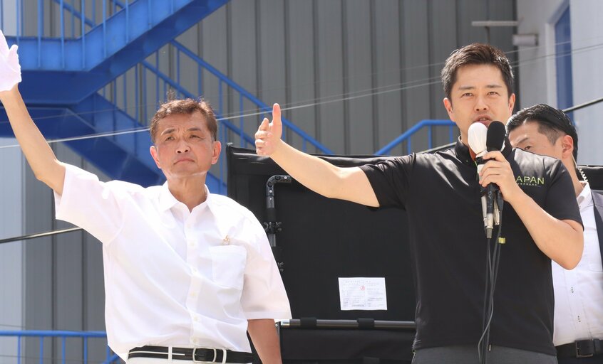 上島氏(左)と並んで選挙応援のマイクを握る吉村知事