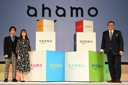「ahamo」を発表したドコモの井伊基之社長(右)。若者向けのイメージを強調した/12月3日、東京都渋谷区 (c)朝日新聞社