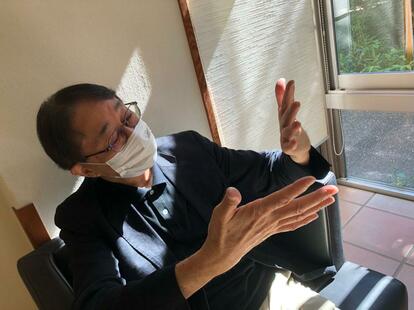 緩和ケア医 山崎章郎さん/2005年、在宅療養を支援する「ケアタウン小平クリニック」を開設。近著に『ステージ4の緩和ケア医が実践するがんを悪化させない試み』(新潮選書)(撮影/古川雅子)